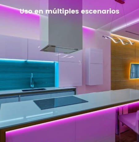 Cocina iluminada principalmente en color lila intenso, azul y naranja con tira led Beaeet