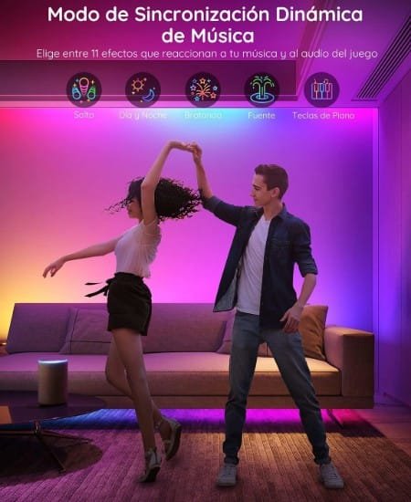 Pareja bailando en un salón con un ambiente festivo principalmente iluminado en color lila de diferentes intensidades con tiras Govee