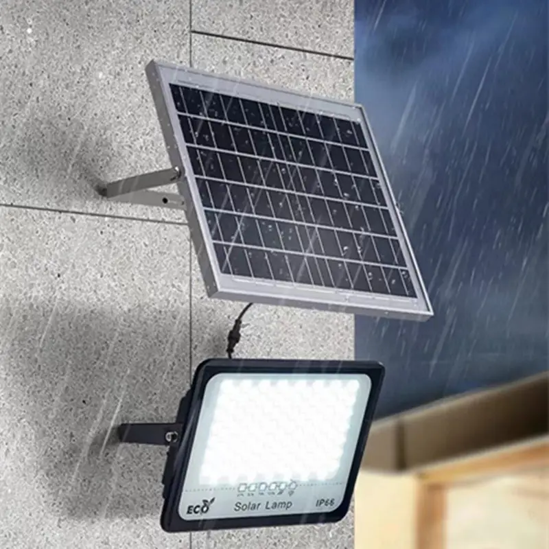 Foco solar acompañado de un panel solar montado en una pared, resistente al agua (IP66), diseñado para exteriores y en condiciones climáticas adversas como lluvia.