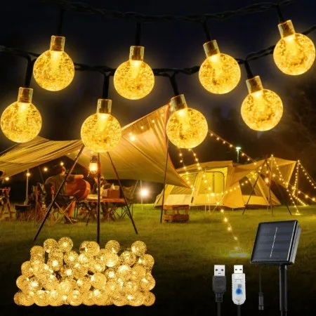 Luces led solares exteriores Oxyled decorando e iluminando varias tiendas de camping, y el producto en si mismo en el frente junto a sus conectores (usb) y su panel solar