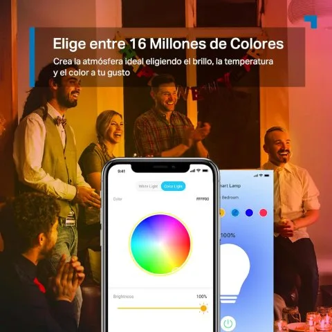 Amigos disfrutando de un ambiente festivo iluminado y configurando las bombillas decorativas mediante smartphone