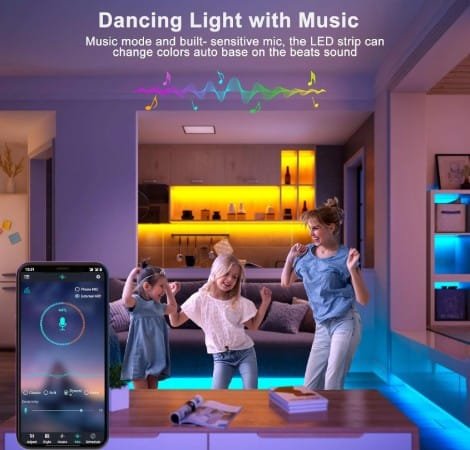 Familia disfrutando de ambiente festivo generado por luces led Tvlive controladas por smartphone