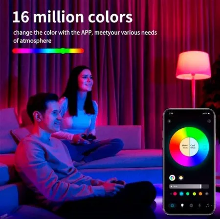 Pareja disfrutando de la diversidad de colores de la bombilla inteligente M ledme mientras ven la televisión