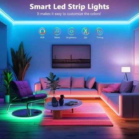 Salón iluminado con la tira led Realky en color naranja, verde y azul, luces en el techo y sillones