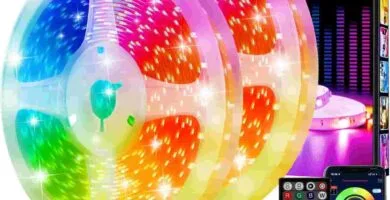 Presentación tira led Realky de 20 metros junto con sus conectores, control remoto y un smartphone que no esta incluido.
