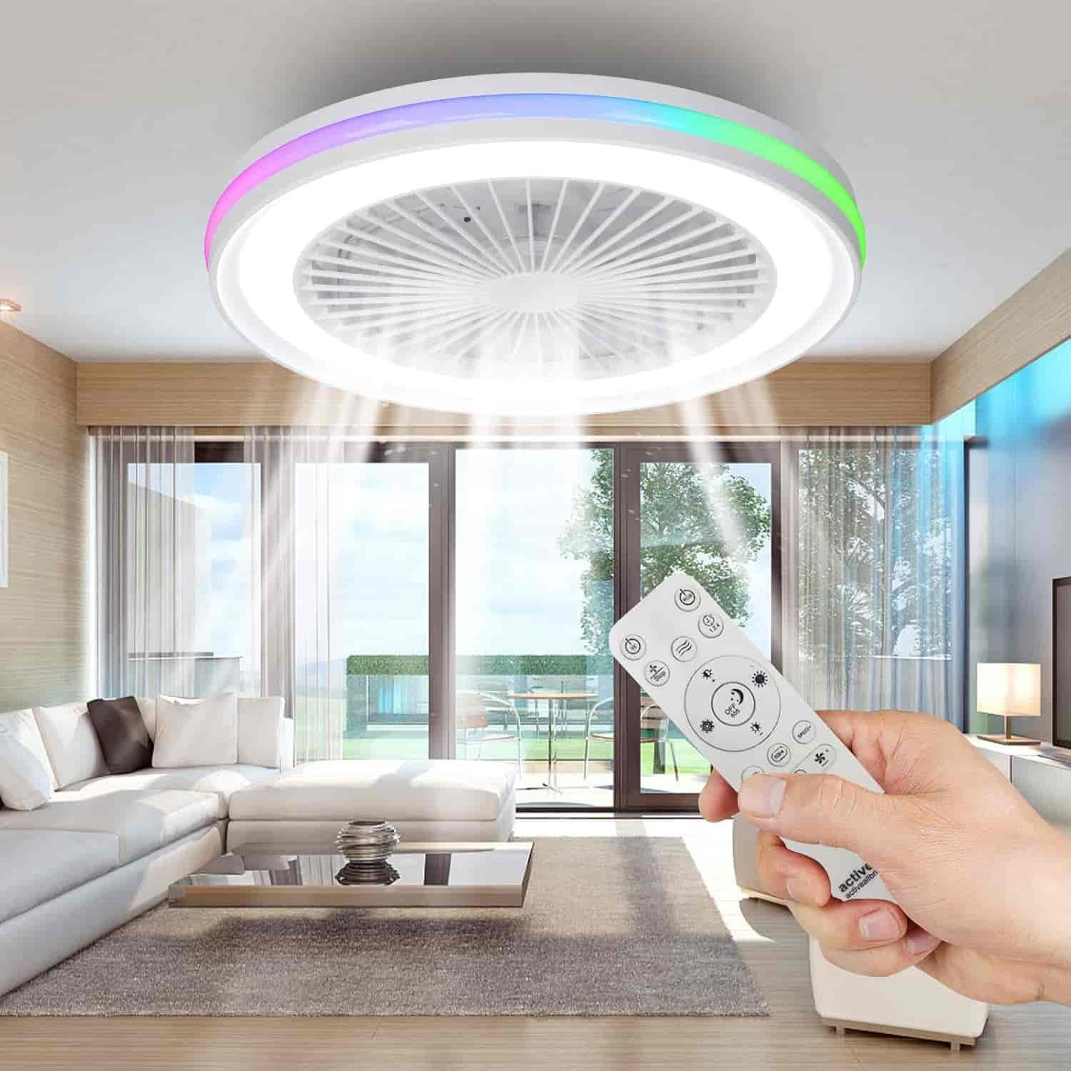 Ventilador de techo Activeallbrite funcionando en un salón, controlado por un mando a distancia