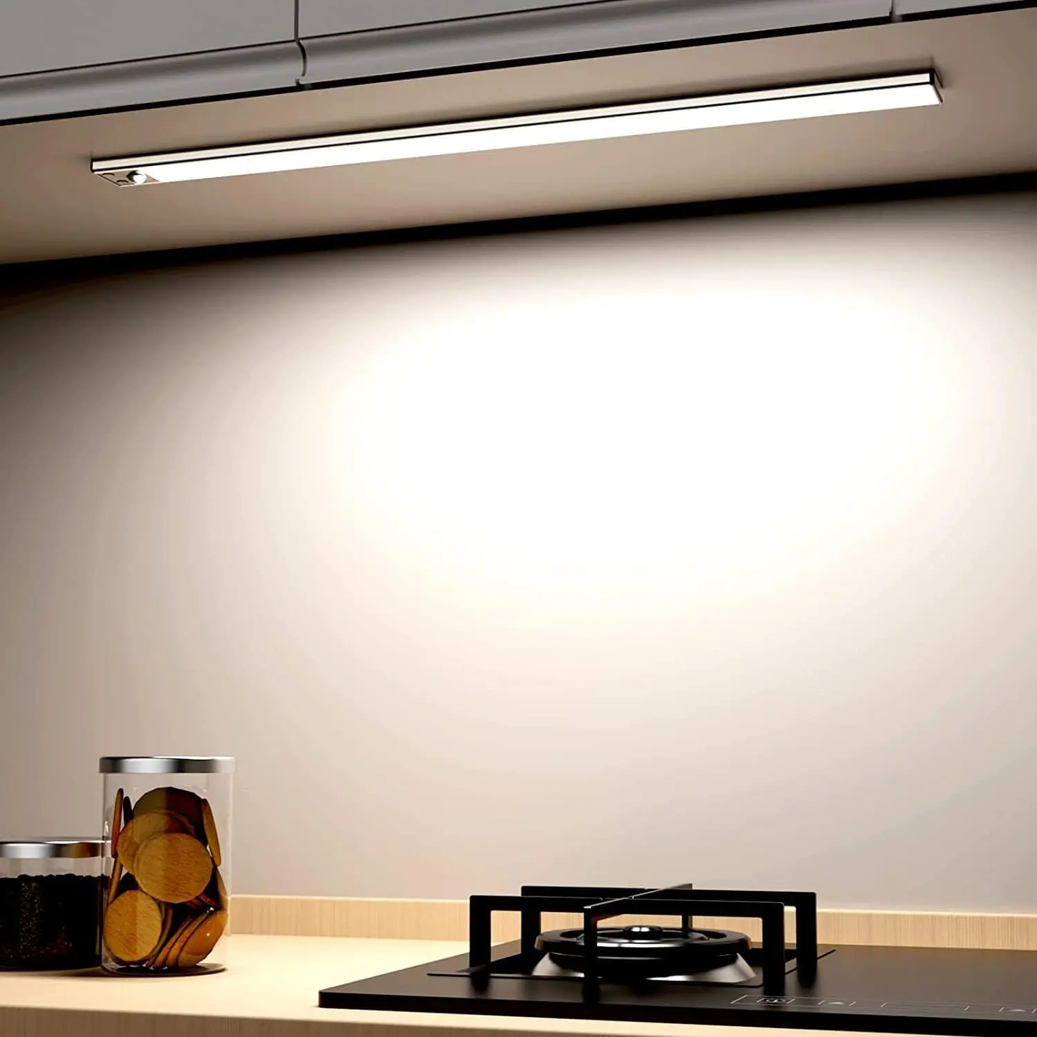 Luz led armario Ouila encendida en una cocina