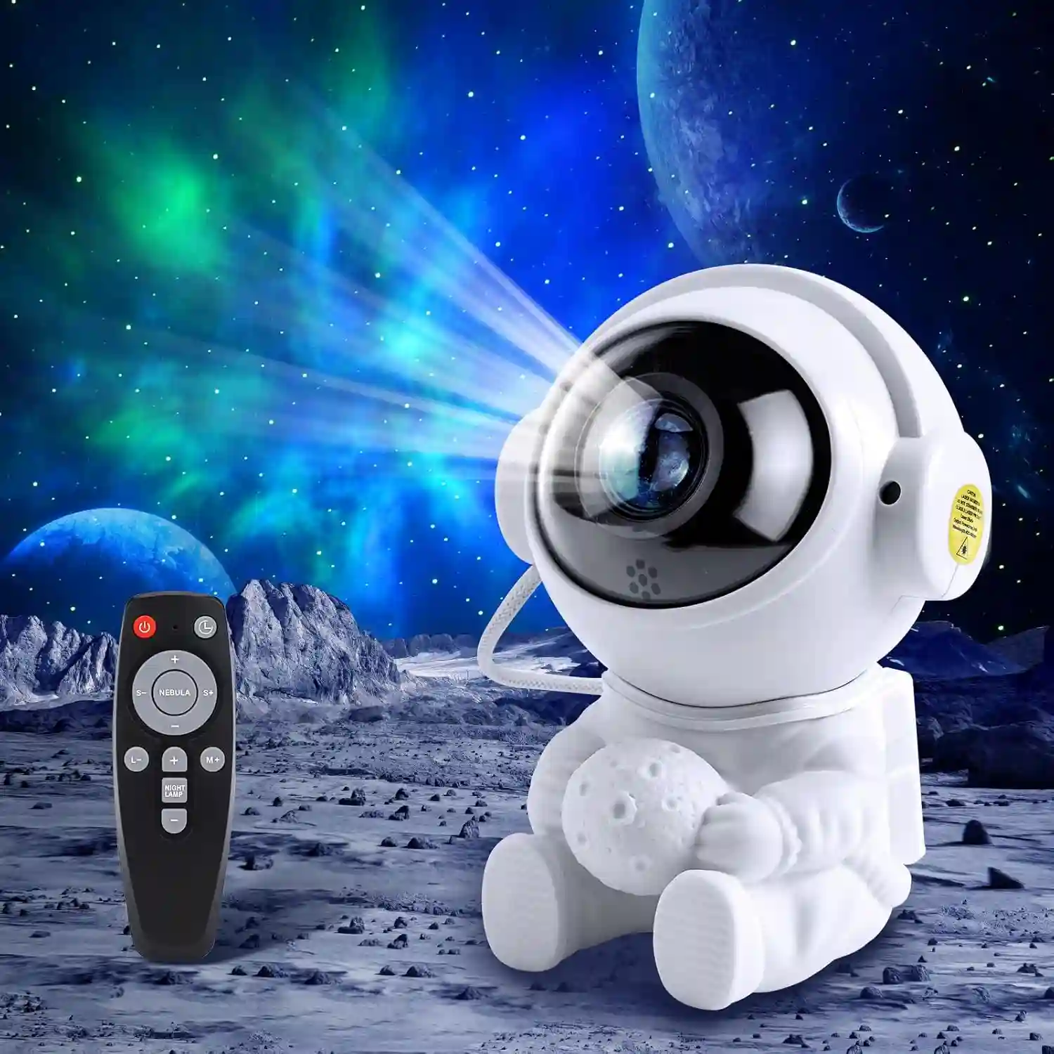Proyector de estrellas blanco de la marca Fokky en forma de astronauta sentado sosteniendo una bola junto con mando a distancia de color negro y planetas de fondo