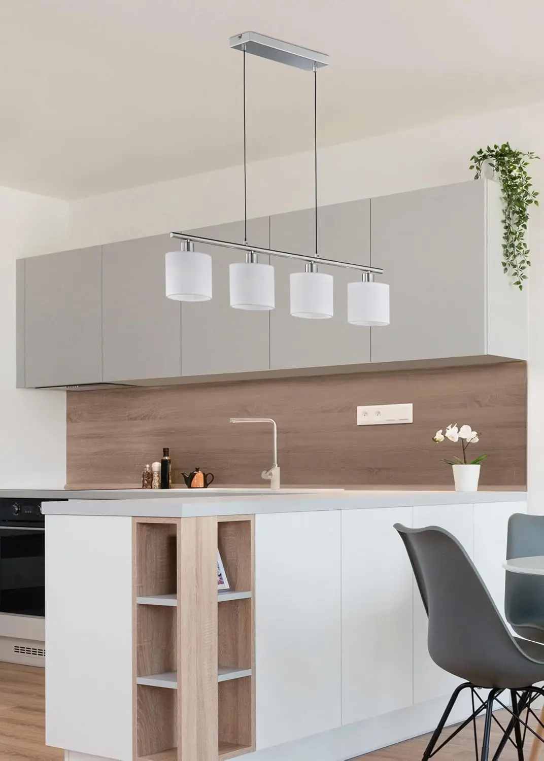 Lámpara de techo led colgante marca Reality en un salón