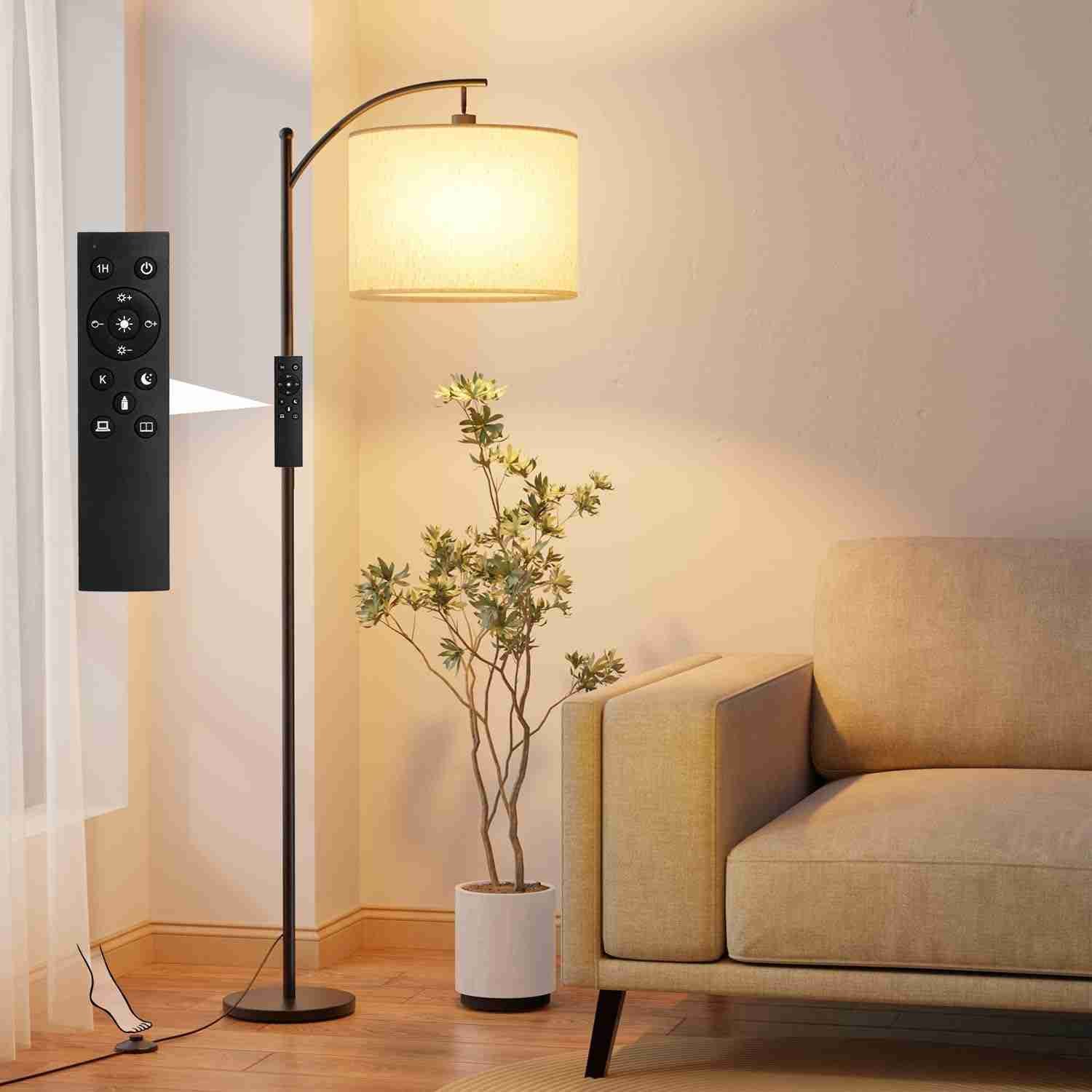 Lámpara de pie Gluroo encendida en un salón, junto a una planta y un sillón, creando sensación de confort en el ambiente 