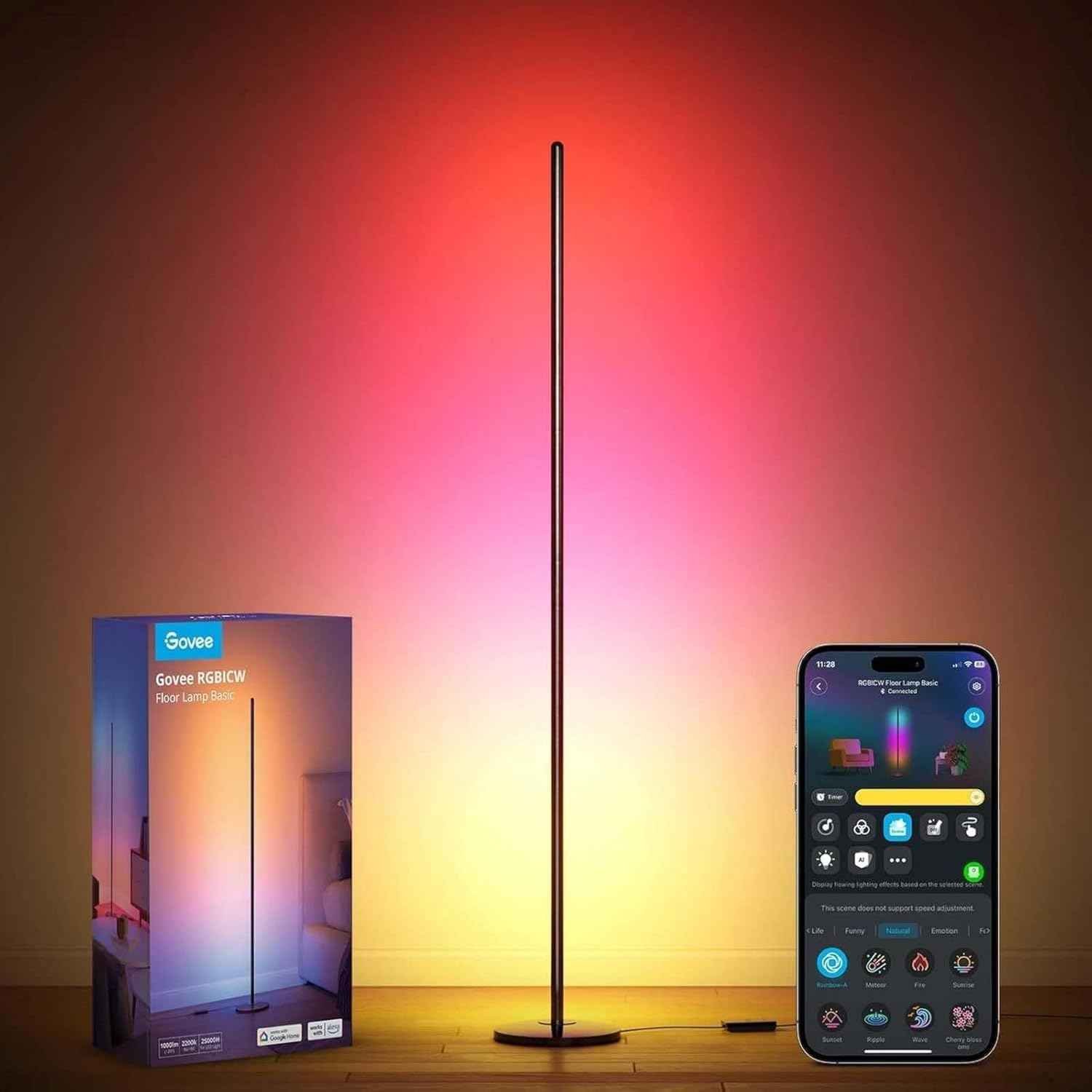 Lámpara de pie Govee encendida en tonos amarillo y rojo junto con su caja presentación y un smartphone para su control mediante App (móvil no incluido)