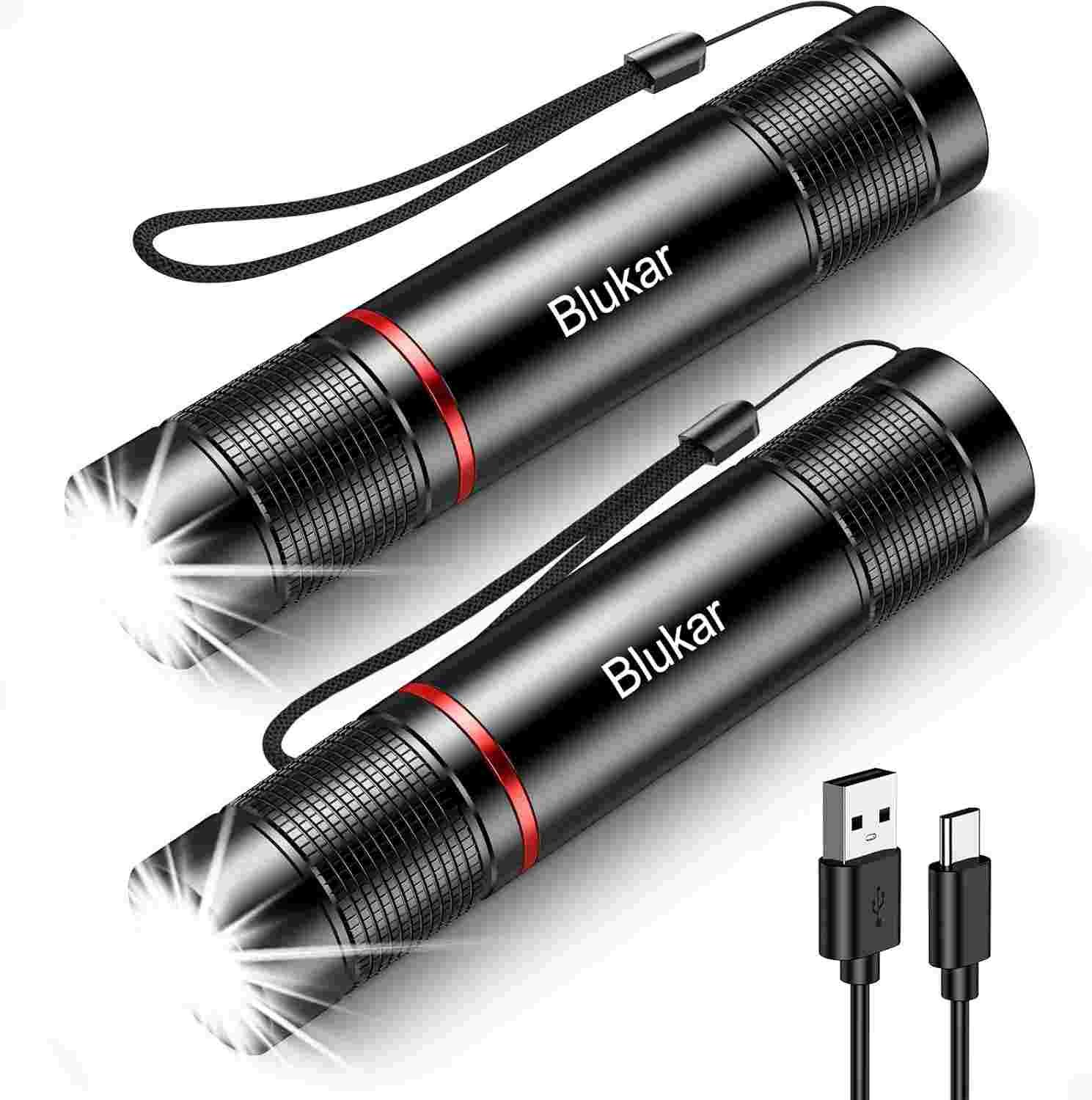Dos linternas led recargables de la marca Blukar encendidas junto con el cable usb para ser recargadas