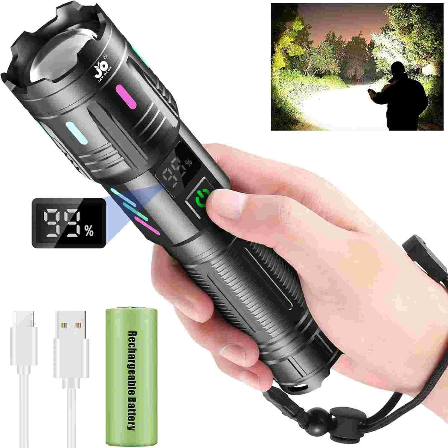 Linterna led Jay Park en una mano, junto con cable usb para su recarga y una pila recargable