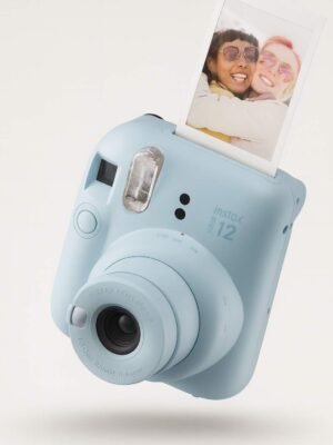 Cámara instantánea de color claro de la marca Instax