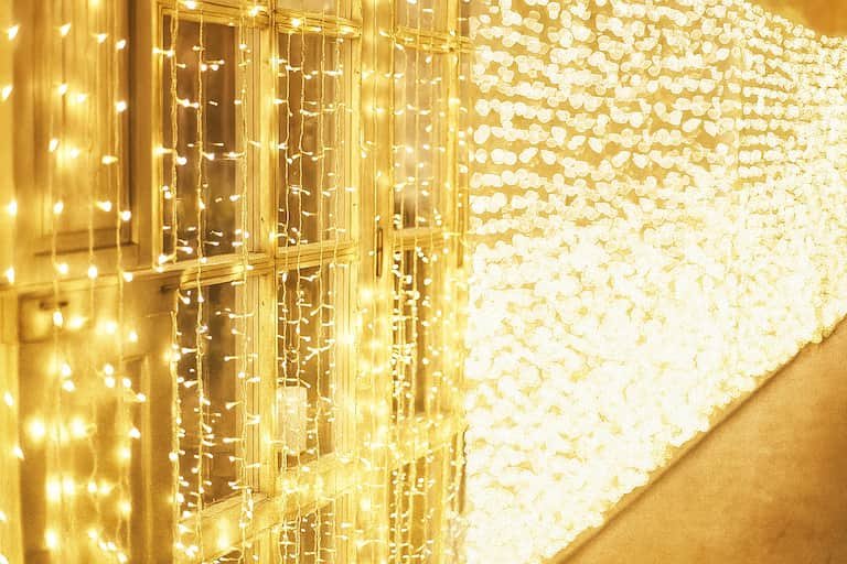 Luces de navidad para balcones estilo cortina de luces de la marca Bescost en blanco cálido