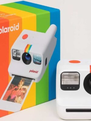 Cámara instantánea de la marca Polaroid junto con su caja presentación