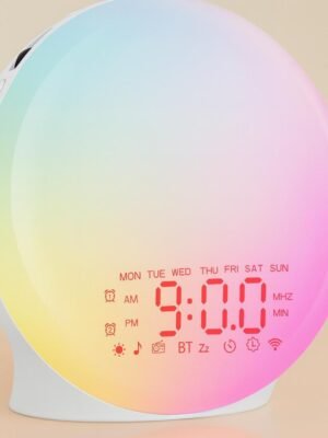 Lámpara de amanecer de la marca Suright, encendida con tonalidades claras en celeste, amarillo y rosa, marcando la hora