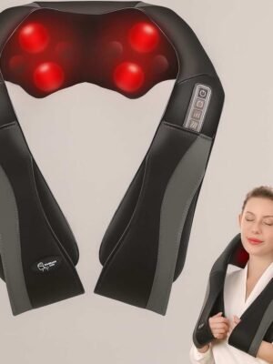 Masajeador cervical de la marca Curecure con una mujer haciendo uso del mismo