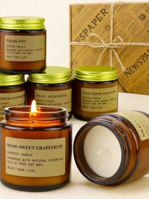 Set de 6 velas, una de ellas encendida y su caja presentación de la marca Nachy