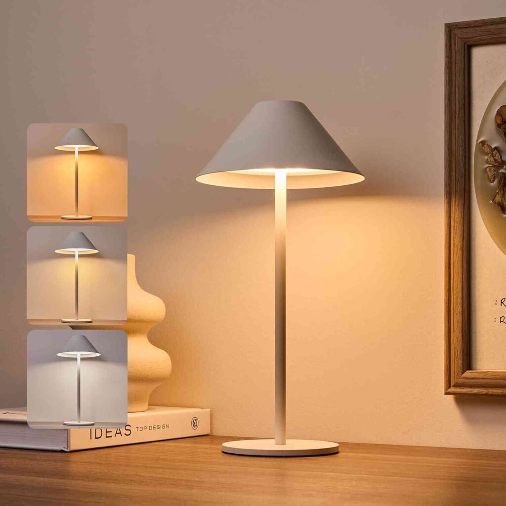 Lámpara sin cable Bojim encendida junto a un cuadro y un adorno, 3 tipos de iluminación disponibles