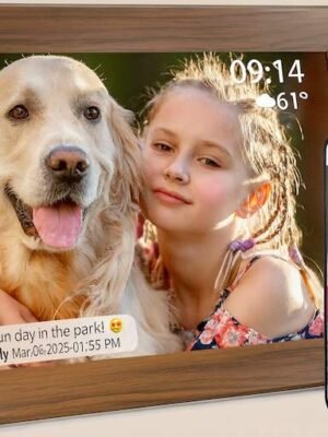 Marco de fotos digital de la marca Arjudy, con marco de madera de una niña con su perro