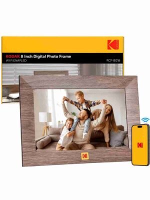 Marco de fotos digital de la marca Kodak, con borde de madera, de una familia
