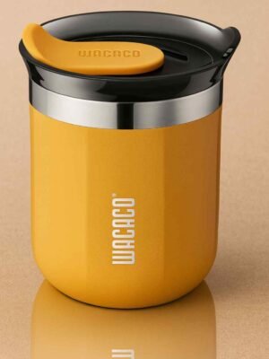 Tasa térmica de color marrón y amarillo de la marca Wacaco
