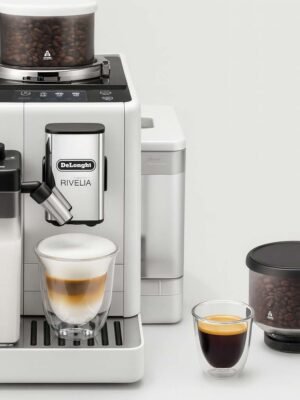 Cafetera automatica De Longhi IA B0CDCM3J5G Cafetera automática de la marca De Longhi, color blanco
