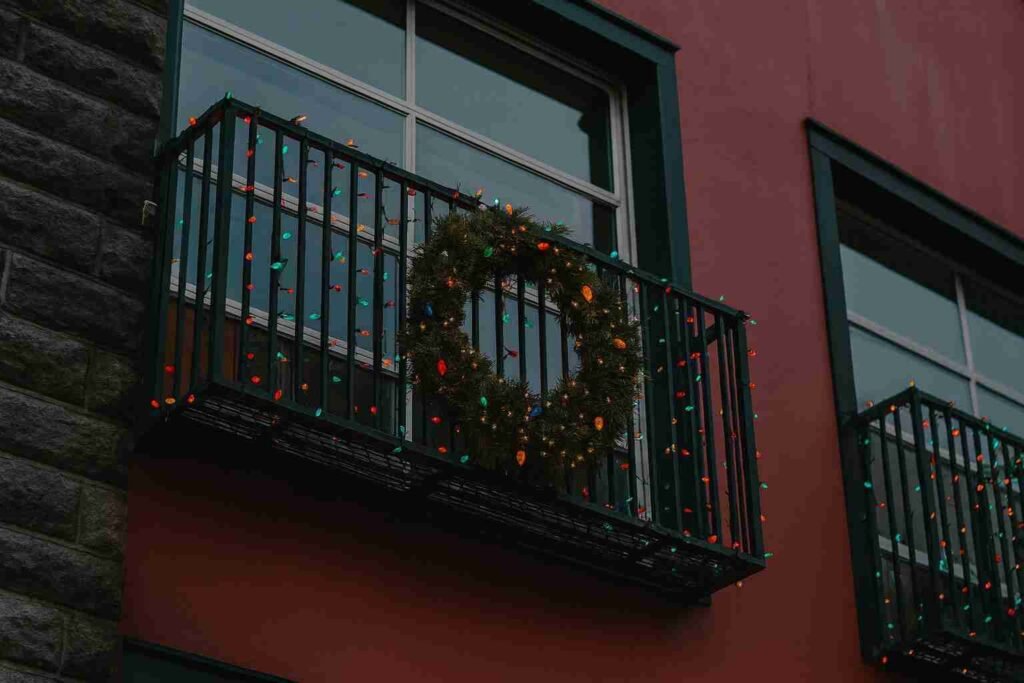 Top luces exteriores de Navidad encendidas en un balcón
